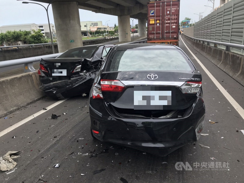 西濱快速道路清水段10日發生追撞車禍,一輛小客車下匝道時追撞前方小客車,再推撞前方曳引車,警方已通知肇事車主到案說明,釐清事故原因。(民眾提供)中央社記者趙麗妍傳真 110年5月10日