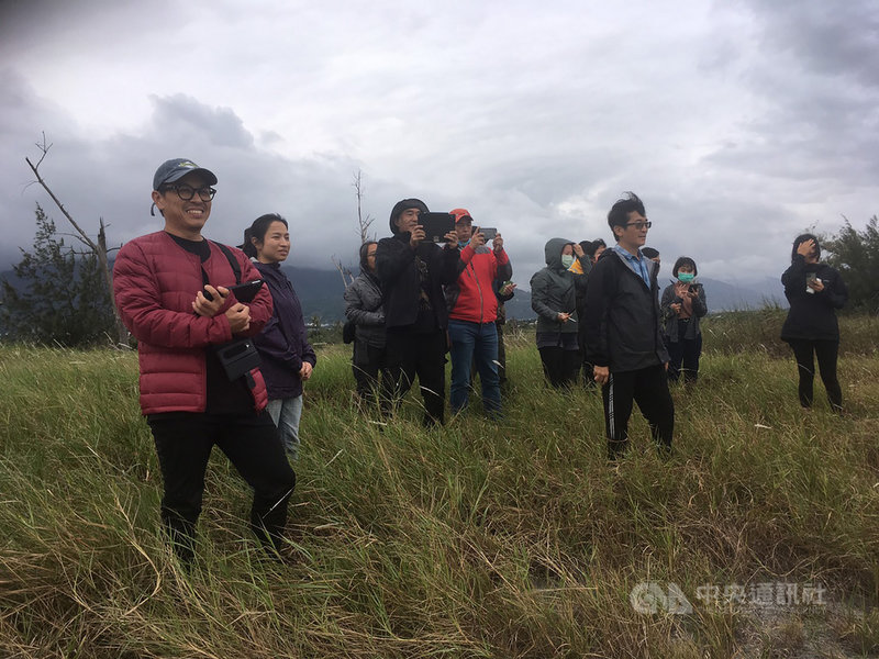 美術指導周志憲(左)與導演魏德聖(前右)繼「賽德克.巴萊」後,再度在「臺灣三部曲」合作,要從零到有重現400年前西拉雅族生活樣貌。(米倉影業提供)中央社記者葉冠吟傳真 110年5月10日