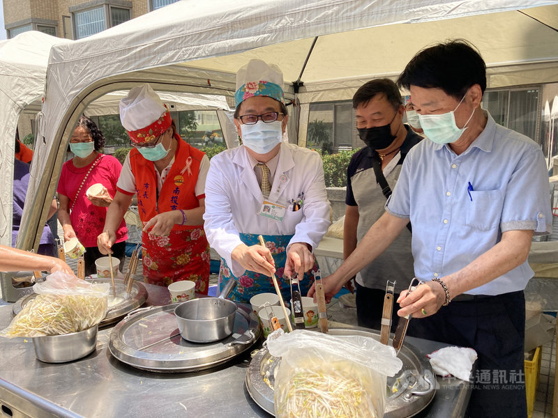 國際護師節前夕,為慰勞醫護人員,有意麵店家10日到衛生福利部南投醫院中庭現場烹煮,供醫護人員免費品嚐。(南投醫院提供)中央社記者蕭博陽南投傳真 110年5月10日