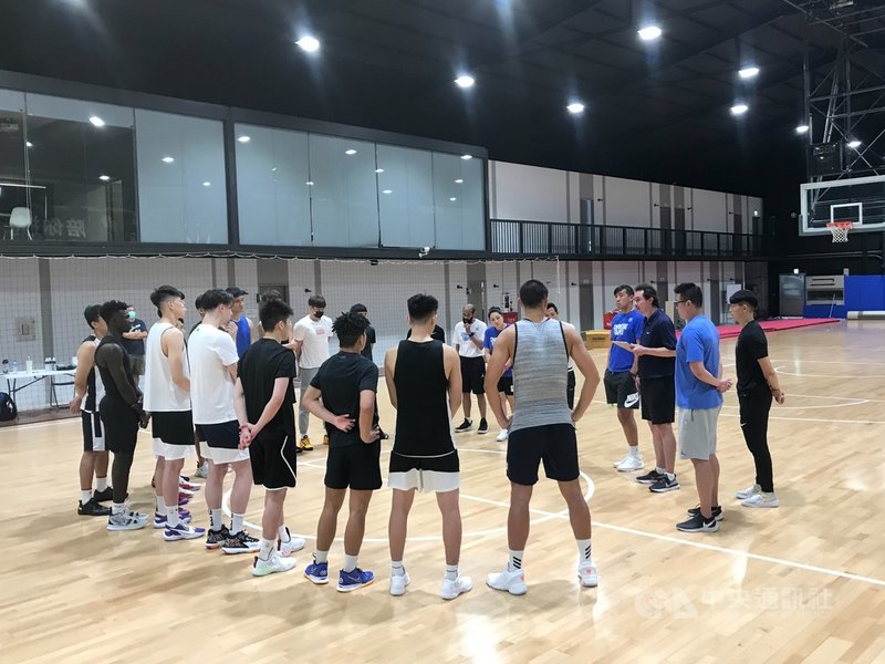 亞洲盃資格賽第三階段6月開打,中華男籃23人培訓名單出爐,培訓隊10日在新北市晧宇國際亞洲區籃球培訓中心開訓。中央社記者黃巧雯攝 110年5月10日