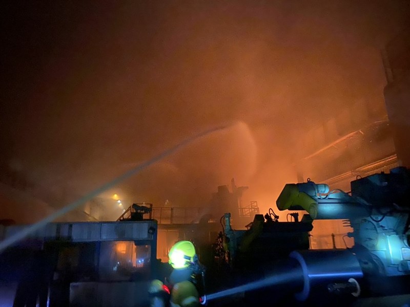 高雄市岡山區的燁聯鋼鐵公司於9日晚間發生火警,火勢一度猛烈延燒逾2小時後才受控制,造成一名員工吸入濃煙送醫。(高雄市消防局提供)中央社記者王淑芬 傳真 110年5月10日