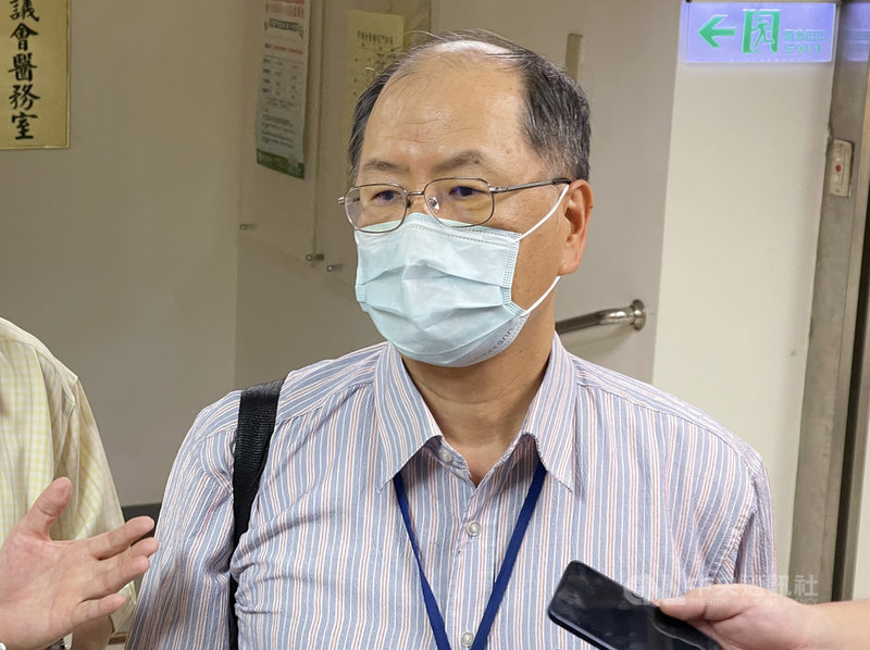 前民進黨台北市黨部評委召集人趙映光兒子趙介佑服役地點由花蓮轉調至戶籍地的過程遭疑太快、涉關說特權,此替代役案承辦人為涉及前台北市長馬英九特別費案入獄的余文(圖)。他10日表示,對於趙案,政風處本於職權介入調查,兵役局和他都是依法律規定流程進行辦理,完全經得起考驗、完全沒問題。中央社記者裴禛攝 110年5月10日