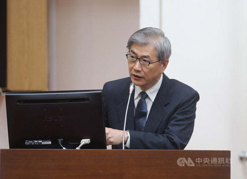 金管會主委黃天牧10日赴立法院財政委員會專案報告並備詢,黃天牧表示,為嚴防金融業對銀髮族不當銷售,檢查局5月起會針對25家金融機構啟動專案檢查,銀行、證券與保險三業都在名單內。中央社記者張皓安攝 110年5月10日