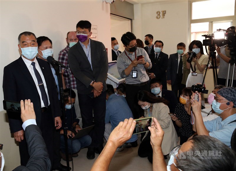 媒體報導,國防部有意調整組織及銜稱,將廢止軍團、防衛指揮部,保留「作戰區」編制。國防部長邱國正(左1)10日證實,將朝這個方向面規劃。中央社記者郭日曉攝 110年5月10日