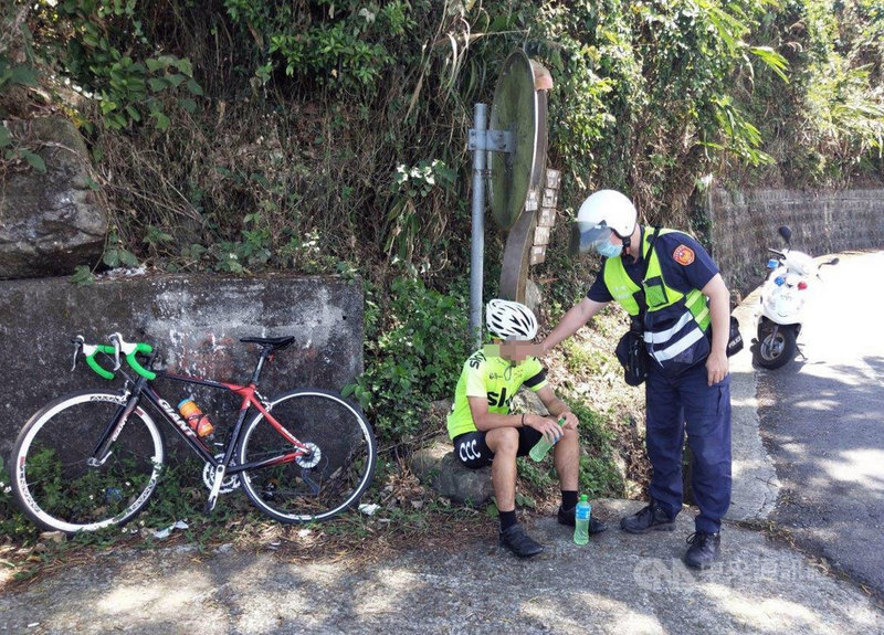 嘉義縣萬姓高中生8日騎單車上梅山36彎訓練,中途出現低血糖情況,員警駱靖泰前往查看,先請萬姓高中生在一旁坐下休息,便騎機車購買運動飲料給萬姓高中生,希望萬姓高中生能補充能量,恢復體力。(警方提供)中央社記者黃國芳傳真 110年5月10日