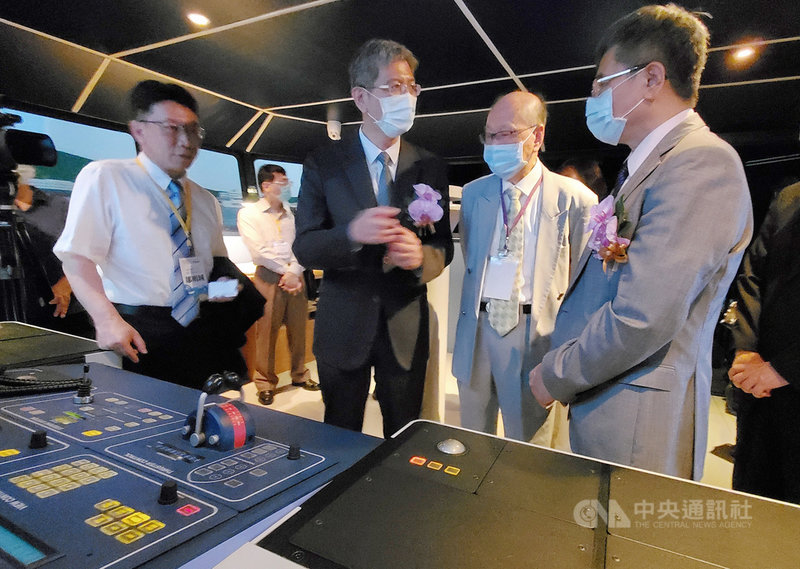 交通部航港局長葉協隆(前左2)及國立高雄科技大學校長楊慶煜(右)10日簽署合作備忘錄,宣布雙方將建置國家級「國際海事公約資訊平台」,並於典禮結束後參觀高科大「離岸風電產業海事工程菁英訓練基地」。中央社記者董俊志攝 110年5月10日