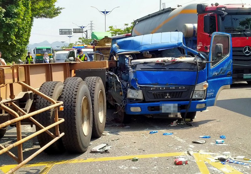 一輛小貨車10日上午行經基隆市新台五路時,疑未注意車前狀況,撞上前方一輛正減速準備右轉的貨櫃車左後方,貨櫃車板架插入小貨車,副駕駛座乘客周男受困車內,救出時右手骨折意識不清,緊急送醫急救。中央社記者王朝鈺攝 110年5月10日
