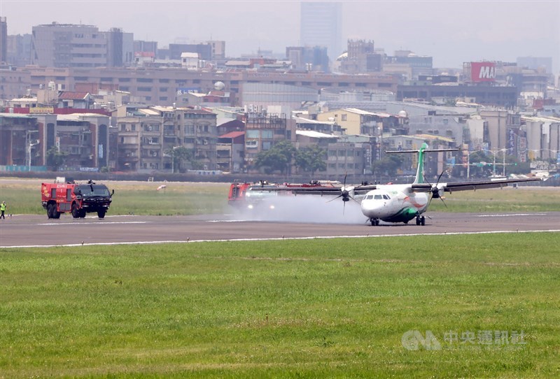 台北國際航空站10日證實，立榮航空B79091航班從松山機場飛馬祖南竿機場，在南竿降落時撞到跑道，導致右輪有異物致3、4號主輪受損，返航並迫降松機。圖為迫降連續畫面。中央社記者鄭傑文攝 110年5月10日