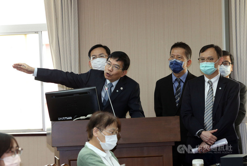 華航諾富特染疫事件,民進黨立委陳明文認為目前航空機組員施打疫苗率偏低,要求一週內應該達到8成機組員有施打疫苗。交通部長王國材(前左)回應,會儘速要求。中央社記者郭日曉攝 110年5月10日