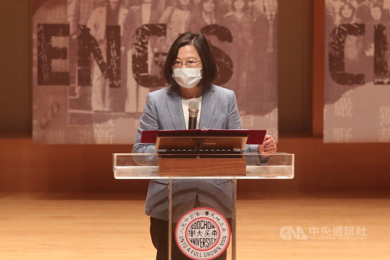 總統蔡英文(圖)10日上午在東吳大學出席「傅正逝世30週年新書發表會暨頒獎典禮」,在致詞時緬懷民進黨創黨元老傅正。中央社記者吳家昇攝 110年5月10日