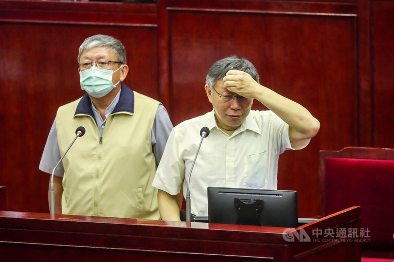 前民進黨台北市黨部評委召集人趙映光兒子趙介佑服替代役期間擅離職役,北市議員10日認為趙介佑很快就轉調回戶籍地的北投區公所,質疑有人施壓。台北市兵役局長傅永茂(左)保證絕對沒有,台北市長柯文哲(右)承諾會公開政風處報告。中央社記者裴禛攝 110年5月10日