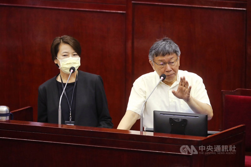 台北市長柯文哲(右)10日在市議會進行市政專案報告,市議員簡舒培質詢問,大巨蛋營運將要求遠雄巨蛋自有資金比例至少20%,是否意味同意轉讓;柯文哲表示,須拿到使用執照才能動。左為台北市副市長黃珊珊。中央社記者裴禛攝 110年5月10日