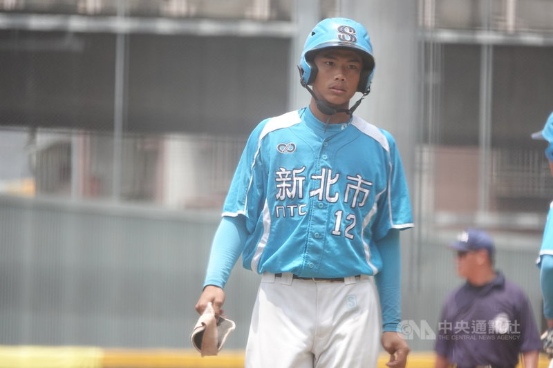 110年王貞治盃全國青棒錦標賽4強10日在三重棒球場舉行,新北市隊邱冠維(圖)打擊維持好手感,與桃園市隊交手有1安1打點,賽會打擊率目前5成71。中央社記者謝靜雯攝 110年5月10日