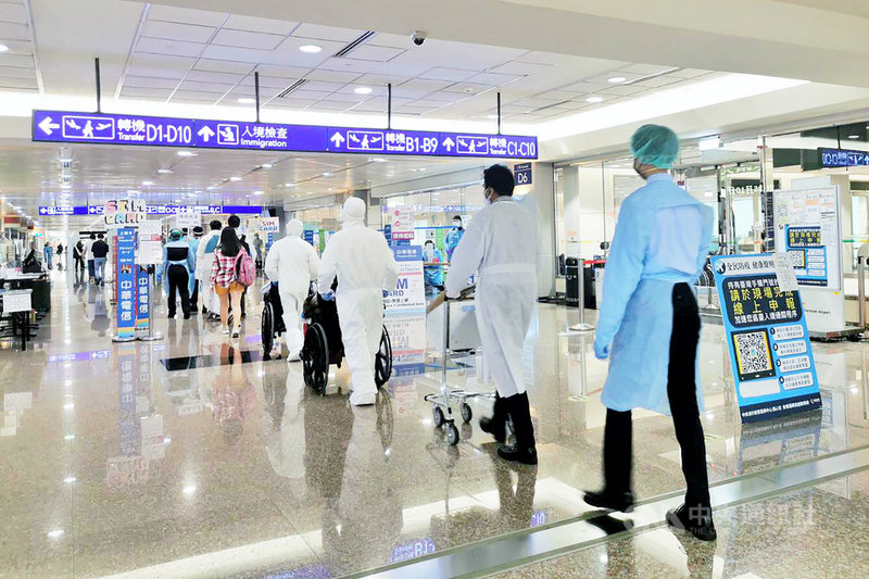 桃園國際機場國境單位表示,因立榮航空班機發生爆胎事故,29名乘客自印度經日本搭乘日本航空JL097班機轉降桃園機場,機場啟動相關檢疫SOP,後續搭車前往檢疫所進行集中檢疫。中央社記者吳睿騏桃園機場攝 110年5月10日