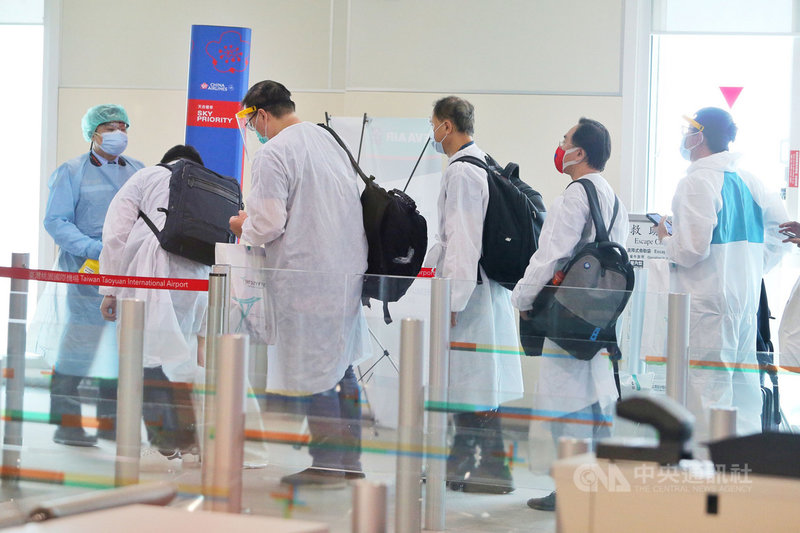 桃園國際機場公司10日表示,29名乘客自印度經日本搭乘日航來台預計降落松山機場,但因立榮航空爆胎事故轉降桃園機場。中央社記者吳睿騏桃園機場攝 110年5月10日