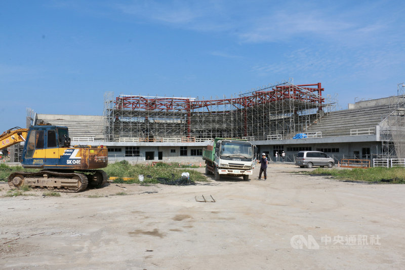 全台首座符合國際規格的國際壘球運動園區,設置在台中市外埔區閒置的陸軍鐵山營區,目前興建已達6成進度,卻因原物料上漲,工程完工面臨挑戰。中央社記者趙麗妍攝 110年5月10日