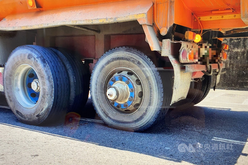 一輛砂石車10日上午行經台南市東區前鋒路與小東路口,遇紅燈煞停時左後外側輪胎突然脫落,滾到路口撞上騎腳踏車的許姓男子,幸好許男僅受擦傷。(讀者提供)中央社記者楊思瑞台南傳真 110年5月10日