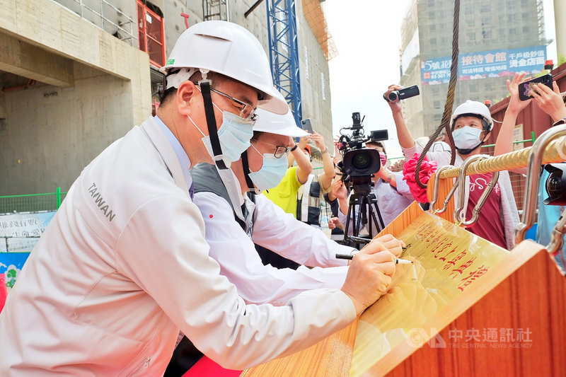 內政部長徐國勇(左)與桃園市長鄭文燦(左2)10日出席「中路三號社會住宅上梁典禮」,並在梁上簽名,肯定社會住宅政策。中央社記者吳睿騏桃園攝 110年5月10日
