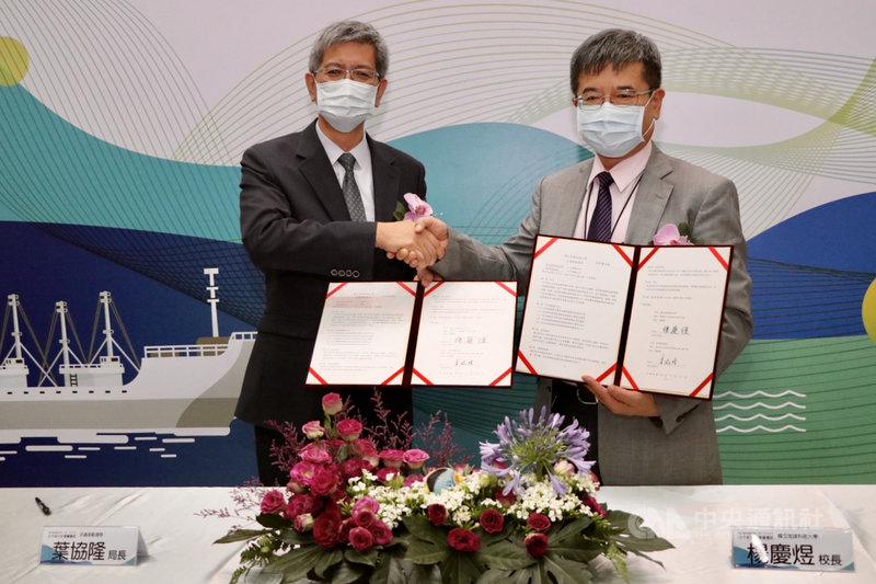 國立高雄科技大學10日在旗津校區與交通部航港局簽署合作備忘錄,宣布雙方將建置國家級「國際海事公約資訊平台」,由航港局長葉協隆(左)及高科大校長楊慶煜(右)代表簽署。中央社記者董俊志攝 110年5月10日
