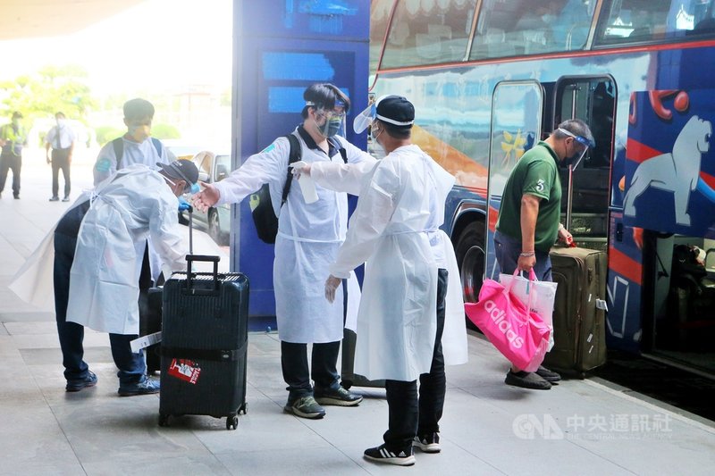 29名乘客自印度經日本搭乘日航來台,預計10日降落松山機場,但因立榮航空爆胎事故轉降桃園機場。桃園機場啟動相關檢疫SOP,旅客後續由2輛防疫遊覽車,送往檢疫所集中檢疫。中央社記者吳睿騏桃園機場攝 110年5月10日