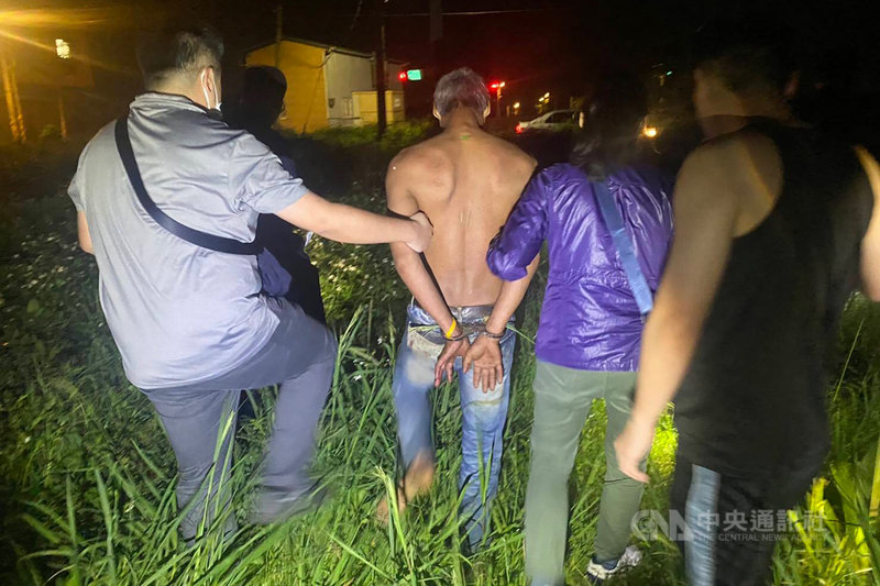 桃園市觀音區發生泰國籍移工刺死同鄉命案,大園分局表示,警方獲報後展開搜索行動,並於9日晚間11時許,在事發現場附近草叢逮捕犯嫌阿塔,並起獲凶刀及血衣,全案依殺人罪嫌移送桃園地檢署偵辦。(桃園市警局大園分局提供)中央社記者吳睿騏桃園傳真 110年5月10日