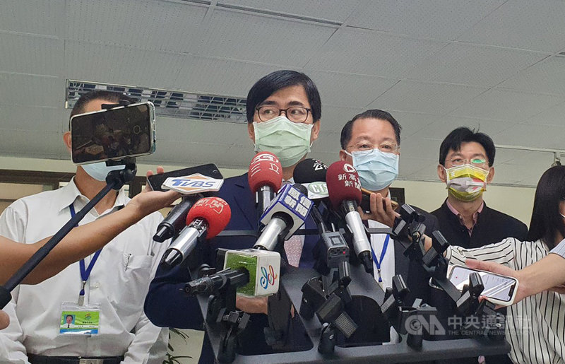 燁聯鋼鐵高雄岡山廠9日晚間發生火警,一名員工嗆傷送醫,初判為人為疏失釀災。市長陳其邁(右3)10日上午出席治安會報後,接受媒體聯訪表示,將針對臨海工業區及石化、鋼鐵廠擴大稽查;勞工局則依業者違反職安法開罰新台幣30萬。中央社記者洪學廣攝 110年5月10日