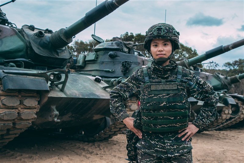擔任民國110年首場三軍聯戰操演測考的戰車射擊指揮官陳柔安上尉,不只是陸戰99旅戰車營的連長,更是陸戰隊首名戰車部隊女主官。(軍聞社提供)中央社記者游凱翔傳真 110年5月10日