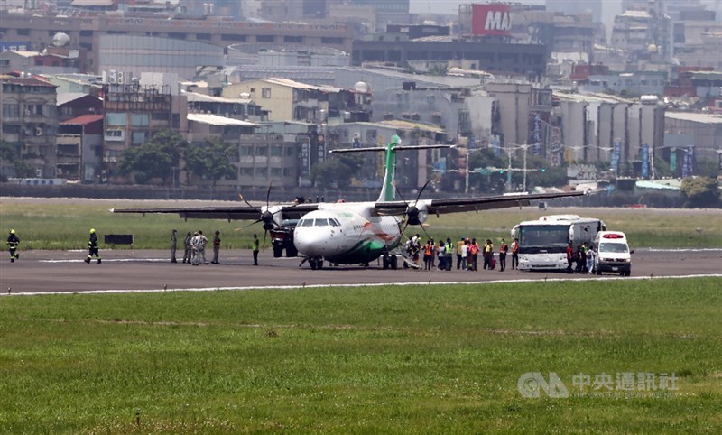 立榮航空B79091航班原訂10日從松山機場飛馬祖南竿,但發生輪胎爆胎事件,導致返航並迫降松機,旅客陸續從飛機跑道撤離。中央社記者鄭傑文攝 110年5月10日