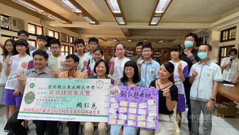 宜蘭縣東光國中退休教師賴仁慈於民國106年辭世,家人不僅將她身後所留資產捐贈給東光國中成立獎學金,10日再捐新台幣240萬元供學校設置表演藝術專科教室等。賴仁慈的胞妹陳雪清(前中)代表捐贈,縣府教育處長王泓翔(前左)、校長陳志勇(前左)代為受贈。(宜蘭縣政府提供)中央社記者王朝鈺傳真 110年5月10日
