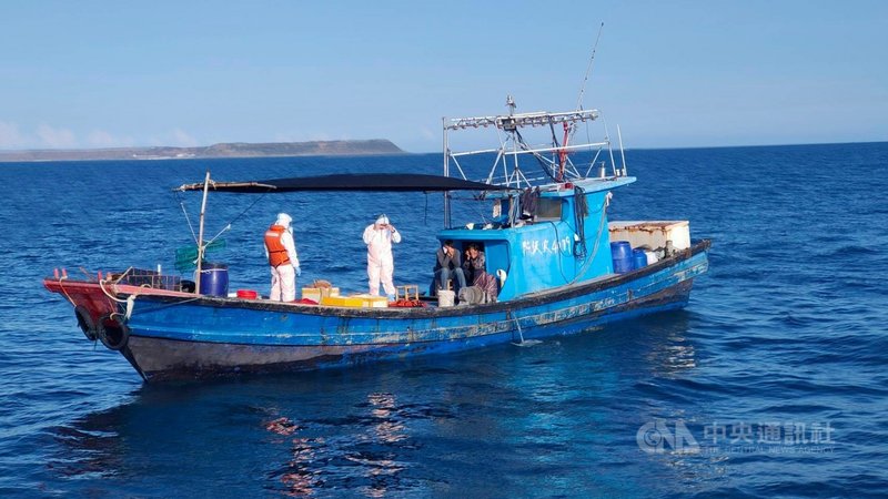 澎湖海巡隊9日查扣一艘越界「無船名」漁船,船上有漁獲20公斤,所幸未發現有豬、牛肉等,人船一併押返留置查處。(澎湖海巡隊提供)中央社 110年5月10日