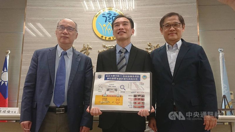 國家衛生研究院10日上午舉行記者會,感染症與疫苗研究所副研究員黃明熙(中)研究團隊開發一款「用噴的疫苗」鼻腔噴霧,助黏膜辨識疫苗抗原,產生免疫反應,小鼠實驗證實可遏阻黑色素腫瘤癌肺轉移。圖右為國家衛生研究院感染症與疫苗研究所長廖經倫。中央社記者陳婕翎攝 110年5月10日