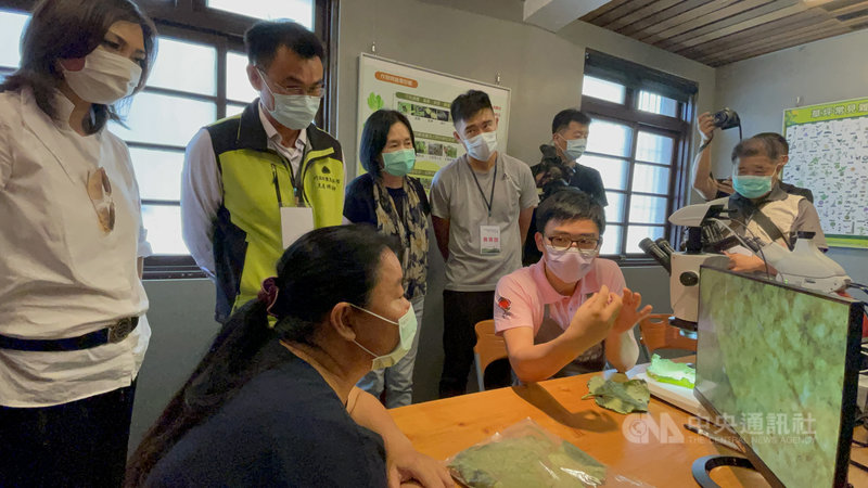 農委會主委陳吉仲(後左2)10日到雲林縣莿桐鄉農會了解儲備植物醫師如何提供農作物有害生物診療服務,並指導農民防治方法與精準用藥。中央社記者姜宜菁攝 110年5月10日