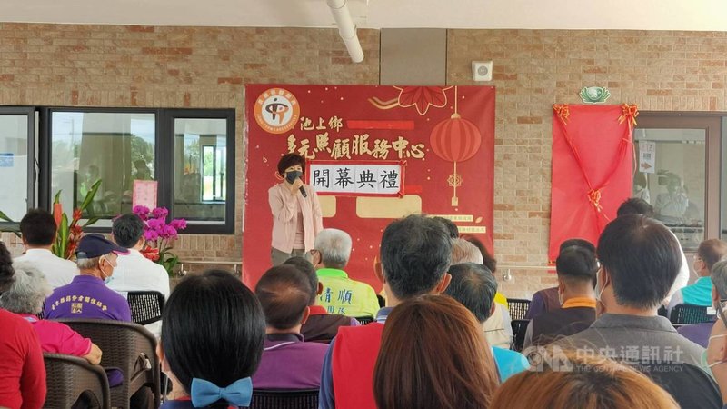 台東縣長饒慶鈴(後)10日出席池上多元照顧服務中心開幕典禮表示,為有效快速布建長照服務網絡,縣府請鄉鎮公所提供閒置土地,共同爭取前瞻計畫新建多元照顧服務中心。(台東縣政府提供)中央社記者李先鳳傳真 110年5月10日