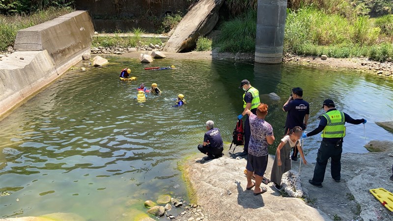 台中市消防局表示,太平區頭汴坑溪9日發生溺水意外,5名大人、2名孩童在溪邊烤肉,其中一名7歲男童與另一名27歲男性均在溪中溺水,現場水域約4公尺深,兩人被尋獲時,皆無生命跡象。(台中市消防局提供)中央社記者蘇木春傳真 110年5月9日