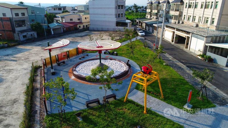 南投縣草屯鎮北投里原有一處雜亂空地,行政院農業委員會水土保持局10日表示,以「放大昆蟲世界」為主題營造成鄰里公園,成為鄰里活動新熱點,更得到今年建築園冶獎肯定。(水保局提供)中央社記者蕭博陽南投縣傳真 110年5月10日