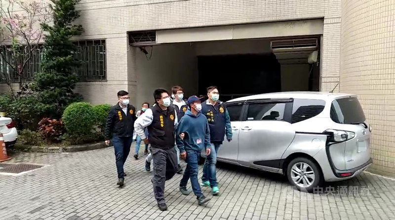刑事局10日舉行破案記者會指出,日前偵辦以網路交友軟體為媒介的詐欺集團案,清查發現被害人匯款的銀行帳戶均屬在台菲籍移工所有,陸續逮20名菲籍車手犯嫌送辦。(翻攝照片)中央社記者黃麗芸傳真 110年5月10日