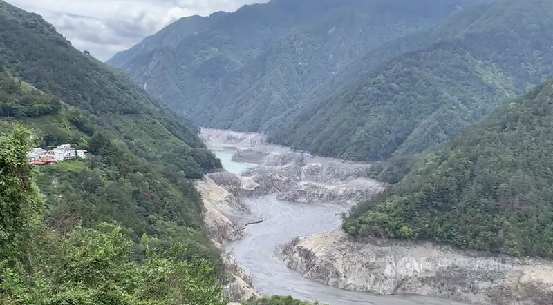 德基水庫水位不斷下探，10日上午跌破1326公尺，蓄水率3%，再創47年來水位新低。（民眾提供）中央社記者趙麗妍傳真 110年5月10日