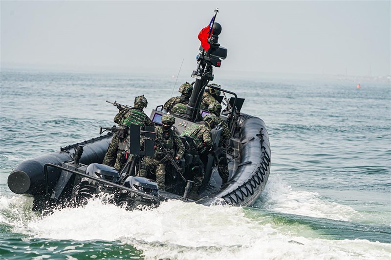 海軍司令部10日表示,特種作戰突擊艇的登船工作組招標案,依合約規範已完成首批工具組驗收作業,但確有部分品項未達驗收標準,後續將要求廠商履約或解約。(圖取自facebook.com/ROCNAVY.tw)