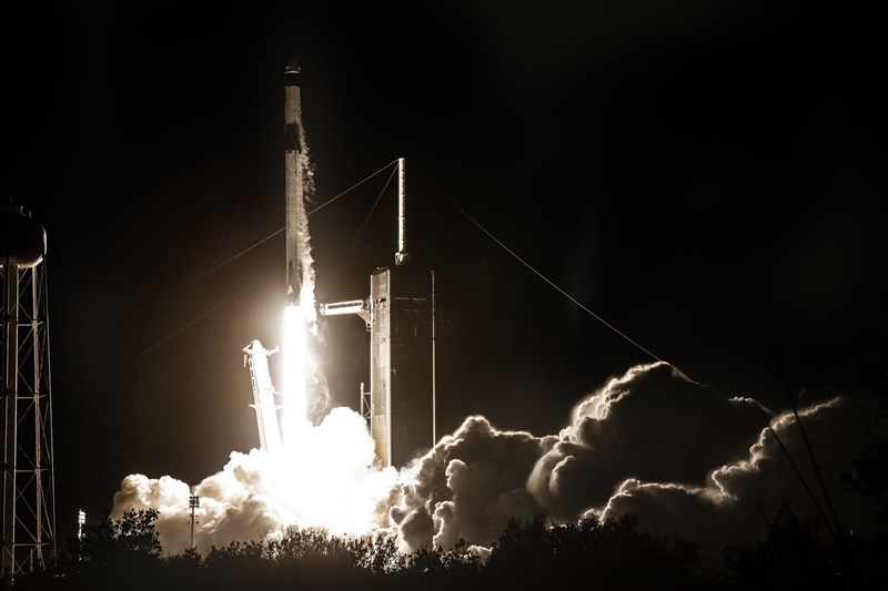 SpaceX明年第一季將啟動「DOGE-1登月任務」,將接受客戶以加密貨幣狗狗幣(Dogecoin)作為支付貨幣。圖為獵鷹9號火箭4月23日發射成功。(圖取自twitter.com/SpaceX)