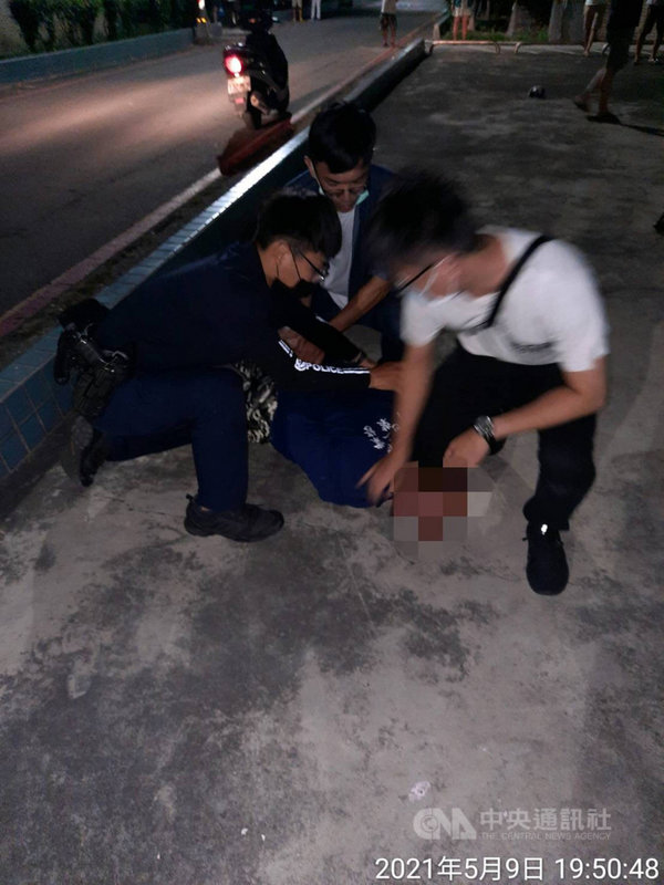 高市前鎮警分局9日晚間排解家庭糾紛時,酒醉李姓男子突然情緒失控,員警一度遭他持安全帽攻擊,警方見情況危急,趕忙持甩棍制止,並和支援警力合力將他壓制逮捕。(高市前鎮警分局提供)中央社記者洪學廣傳真 110年5月10日