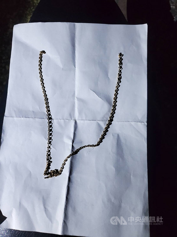 林姓女子10日在台中市西屯區一處巷內講電話,遭廖姓男子徒步尾隨並搶走脖子上的K金項鍊,警方獲報在2小時內循線逮捕廖男並查扣證物。(翻攝畫面)中央社記者蘇木春傳真 110年5月10日