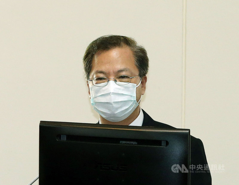行政院版本攬才專法修正草案將特定專業人才租稅優惠適用3年延長至5年,國發會主委龔明鑫10日在立法院表示,台灣的所得稅比其他國家高,這是給首次來台工作的外國專業人才租稅優惠,希望提供短期誘因,國發會書面報告指出,此措施的效益高於稅損。中央社記者郭日曉攝 110年5月10日