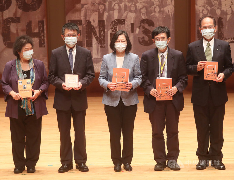 總統蔡英文(中)10日上午在東吳大學出席「傅正逝世30週年新書發表會暨頒獎典禮」,與監察院長陳菊(左起)、東吳大學校長潘維大、第4屆傅正講座得獎人薛化元、立法院長游錫堃等人合影。中央社記者吳家昇攝 110年5月10日