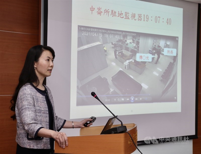 台北地檢署偵辦中崙派出所遭黑衣人闖入案11日偵查終結,依湮滅證據罪嫌處分前所長許書桓、傅姓巡佐緩起訴,前副所長顏敏森不起訴。圖為台北地檢署襄閱主任檢察官陳玉萍進行結案說明。中央社記者張皓安攝 110年5月11日