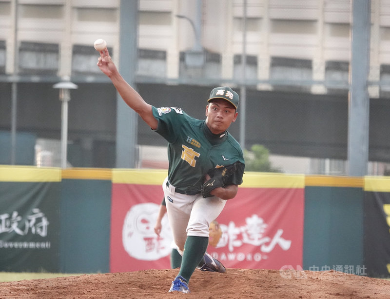 110年王貞治盃全國青棒錦標賽冠軍戰11日登場,高雄市(高苑工商)隊先發投手邱駿威用89球投7局,被敲6 支安打,投出6次三振、失1分責失分,承擔敗投。邱駿威因超齡不能打玉山盃,賽後難掩落寞,但總冠軍戰好表現也讓對手新北市隊教練團稱讚,中央社記者謝靜雯攝 110年5月11日