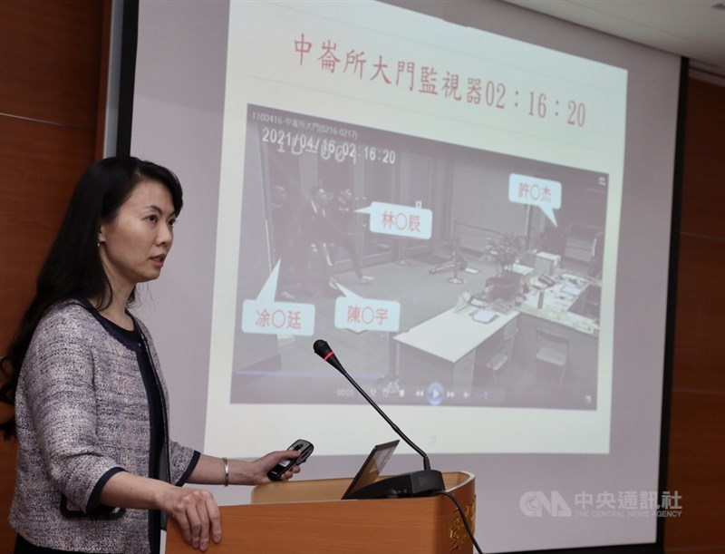 台北地檢署偵辦中崙派出所遭黑衣人闖入案11日偵查終結,台北地檢署襄閱主任檢察官陳玉萍(圖)表示,依湮滅證據罪嫌處分前所長許書桓、傅姓巡佐緩起訴,前副所長顏敏森不起訴,起訴涉砸毀警用電腦的徐姓男子。中央社記者張皓安攝 110年5月11日