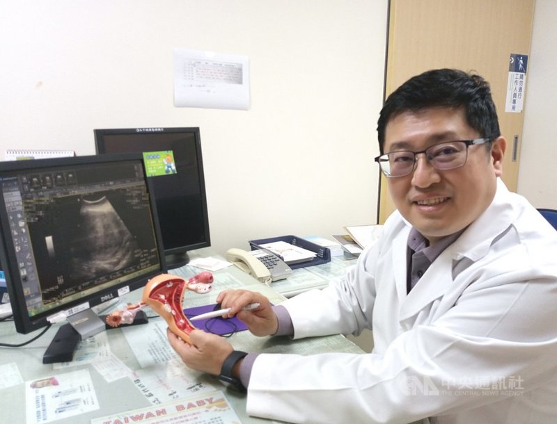 苗栗市大千綜合醫院醫療副院長暨婦科主任林敬旺(圖)11日表示,子宮肌瘤是女性常見疾病,若出現不正常出血、腹痛、頻尿、無法排尿或便秘等問題,一定要盡早就醫切勿輕忽。(大千綜合醫院提供)中央社記者管瑞平傳真 110年5月11日