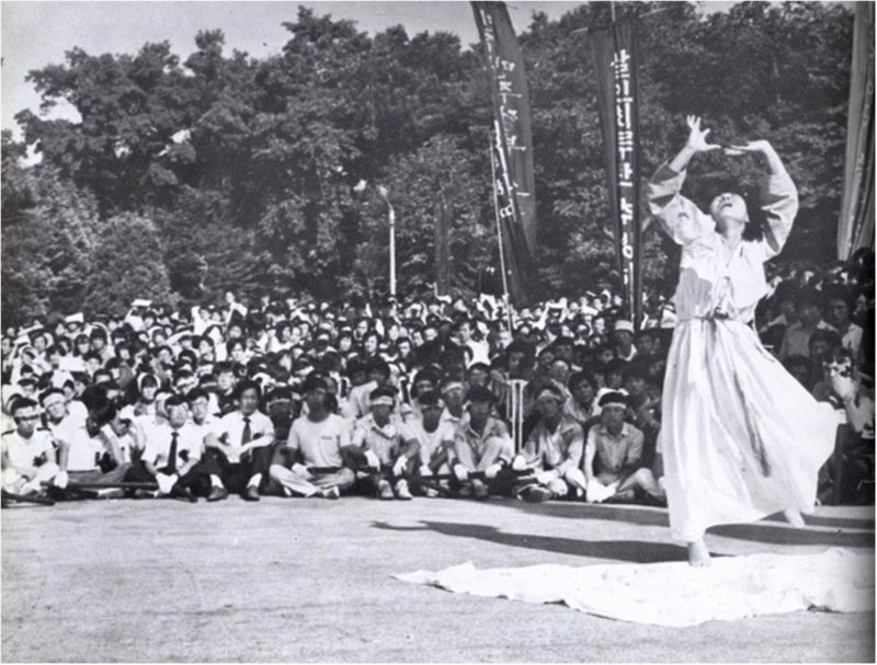 1987年韓國發生「6月民主運動」,舞蹈家李愛珠不管自己身為首爾大學教授,就在廣場上為這兩名韓國民主運動犧牲者獻上「安魂舞」,當時黑白新聞照片至今看來不但震撼,更充滿爆發力。(朱立熙提供)中央社記者趙靜瑜傳真 110年5月11日