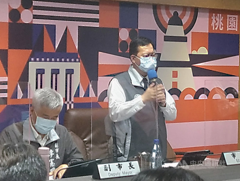 國內武漢肺炎疫情升溫,桃園市長鄭文燦(右)11日下午緊急召開防疫專案會議表示,桃園市防疫等級與措施比照中央辦理,其他細節滾動式檢討,但大家要有「急速冷凍下來的心理準備」,這次防疫挑戰很大,「未來限制只會加碼」。中央社記者葉臻攝 110年5月11日