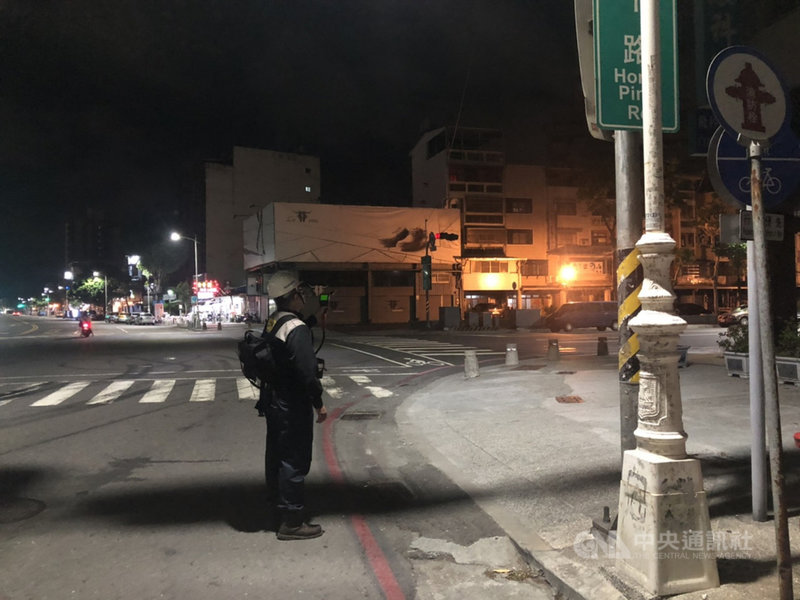 高雄市小港、鳳山等區11日凌晨飄散疑似燃燒塑膠異味,市府環保局出動人員稽查。(高市府環保局提供)中央社記者王淑芬傳真 110年5月11日